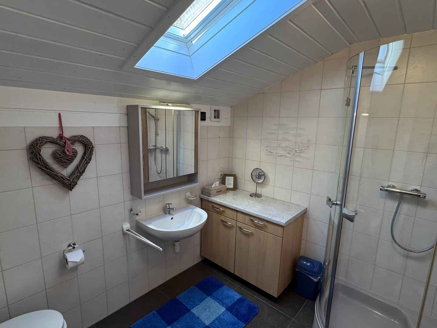 Helles Badezimmer